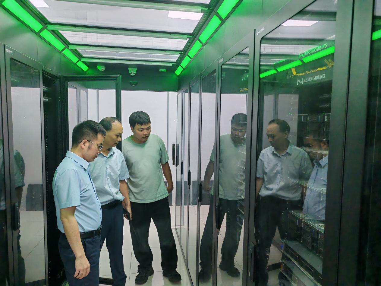 数字校园建设管理处开展学期末安全检查